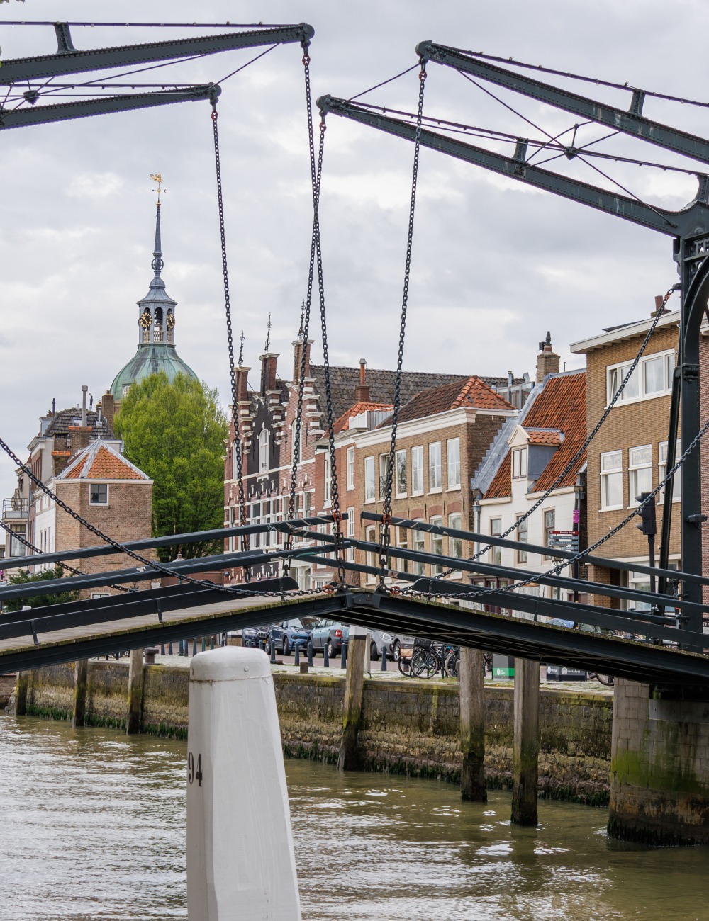 Ophaalbrug en grachtenpanden in Dordrecht