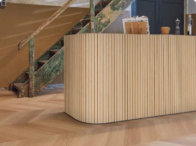 Keukeneiland bekleed met houten lamellen