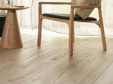 Lichte laminaatvloer met houten stoel